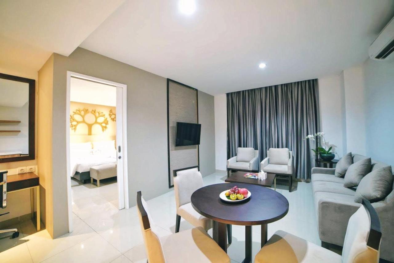 Palm Park Hotel Surabaya Exterior photo