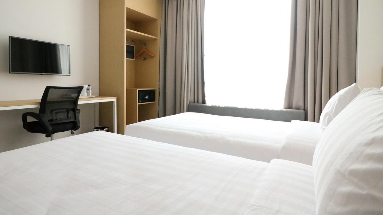 Palm Park Hotel Surabaya Exterior photo