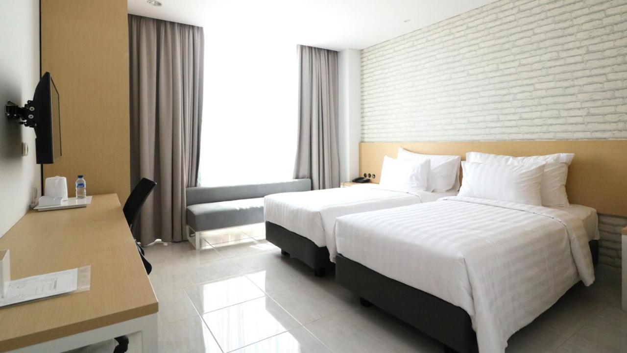 Palm Park Hotel Surabaya Exterior photo