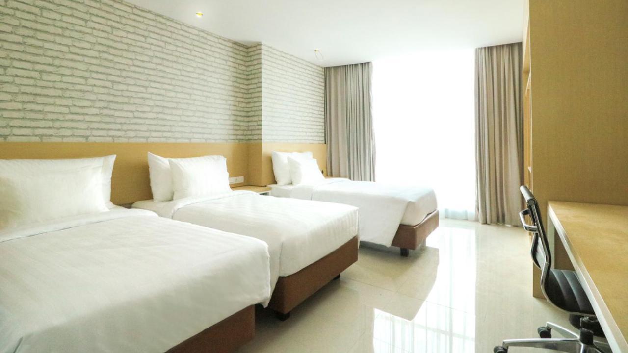 Palm Park Hotel Surabaya Exterior photo